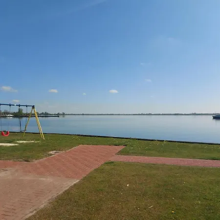 Us Twadde Plakje Op Vakantiepark Bergumermeer Suameer Exterior photo