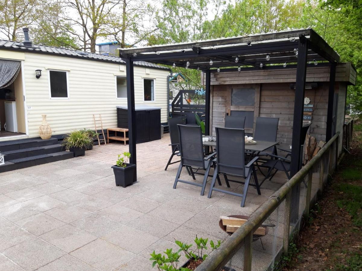 Campsite Us Twadde Plakje Op Bergumermeer *