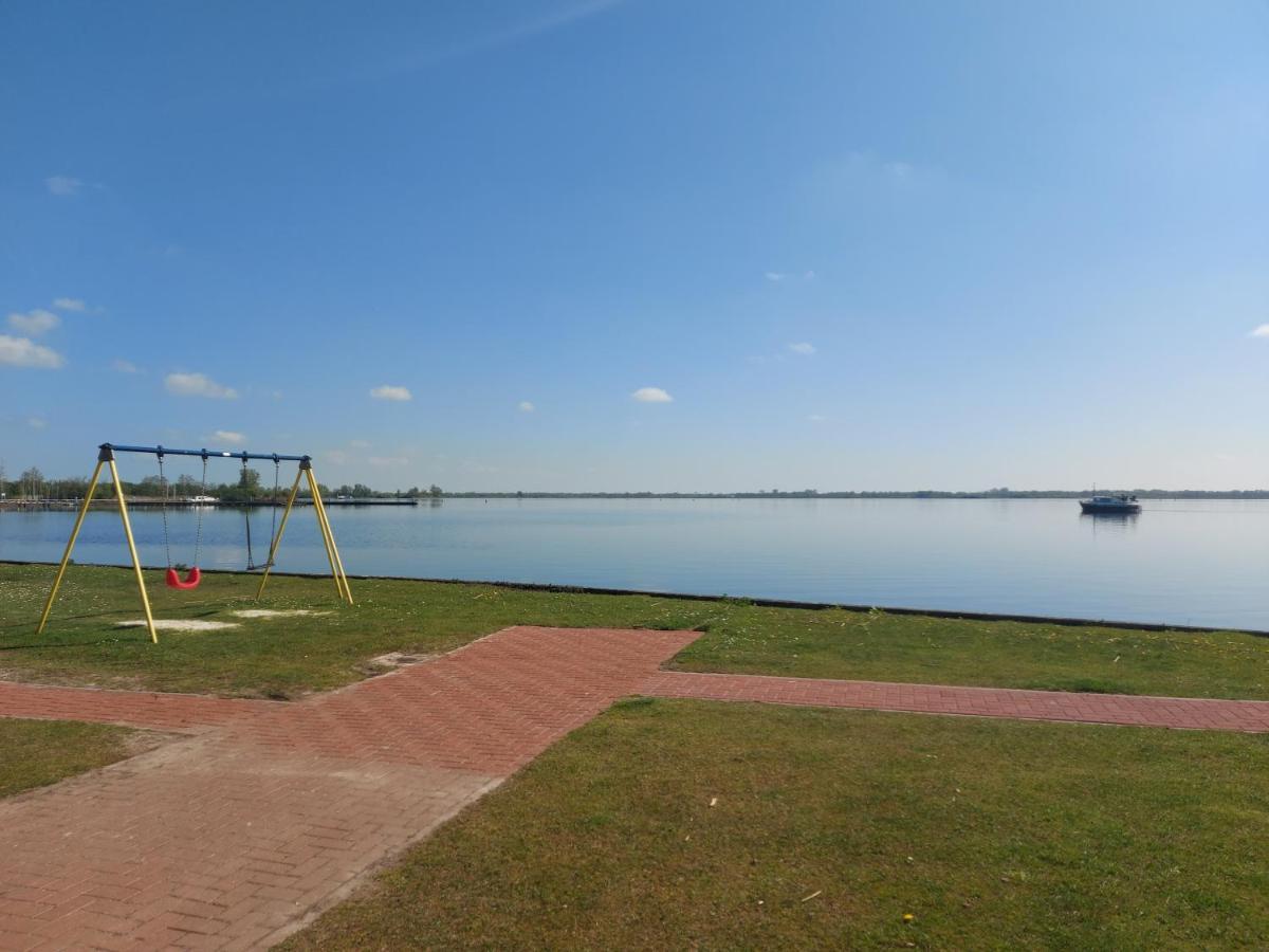 Us Twadde Plakje Op Bergumermeer Campsite